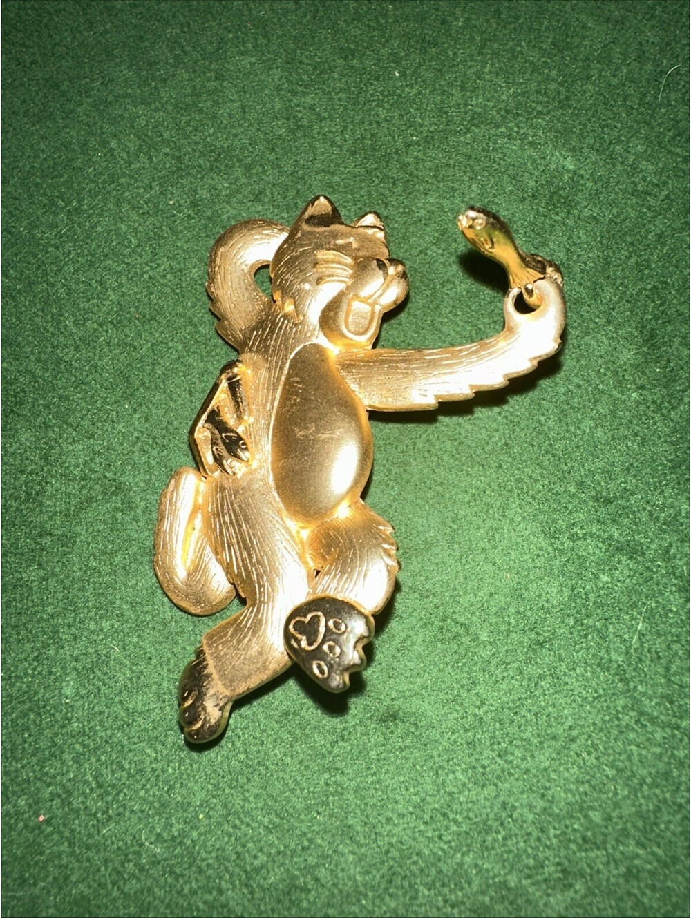 JJ Costume Matte Gold Tone Cat Eating Fish Brooch 90s Vintage